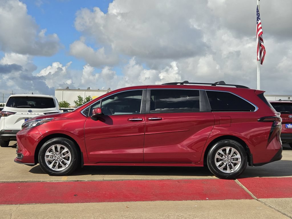 Used 2025 Toyota Sienna XLE FWD image 6