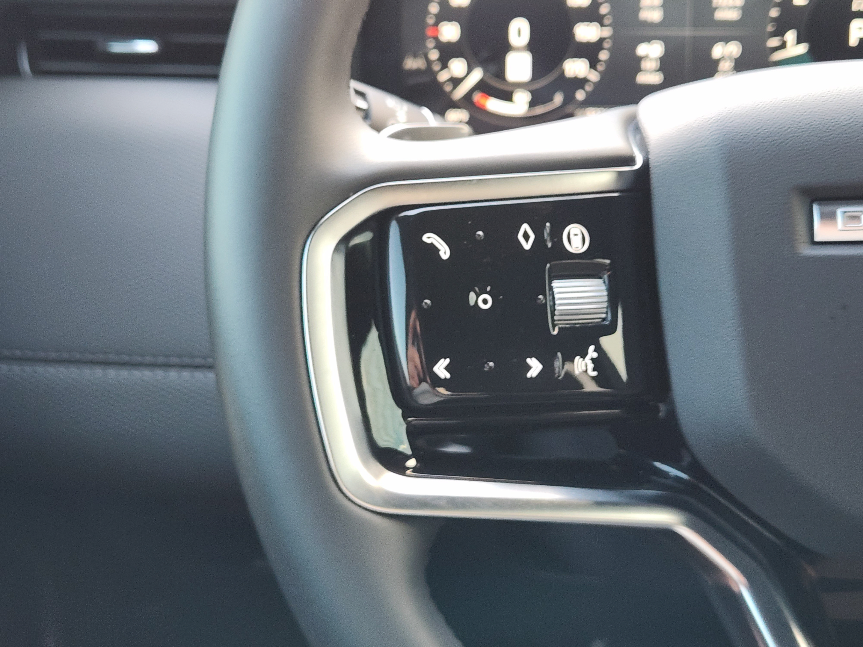 Certified 2025 Land Rover Discovery Sport Dynamic SE AWD/4WD image 26