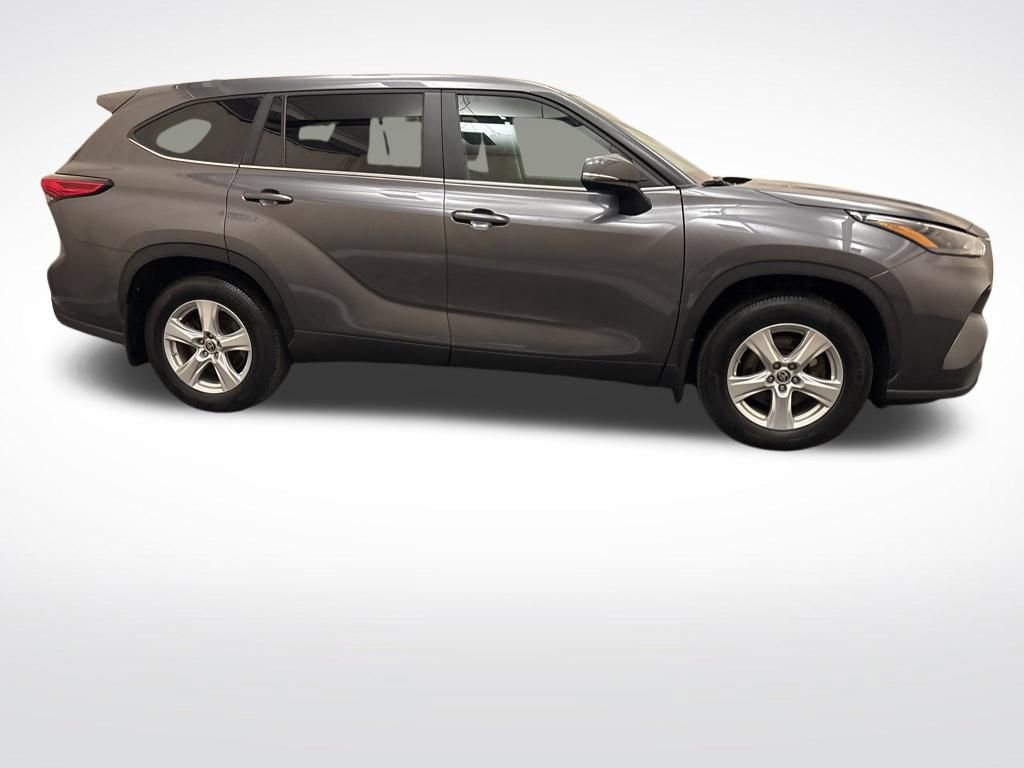 Used 2023 Toyota Highlander LE AWD/4WD image 4