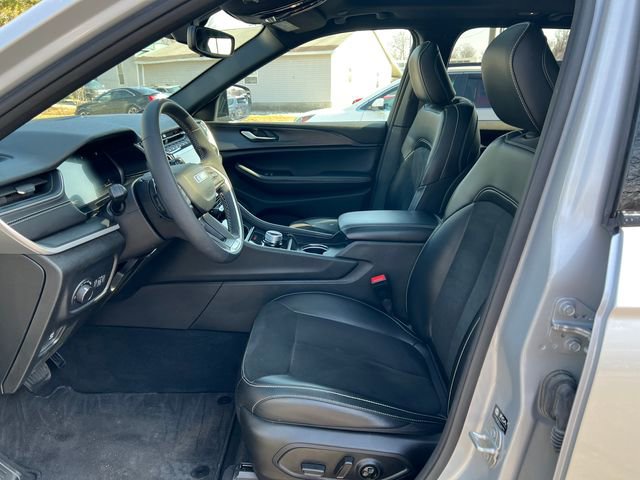 Used 2024 Jeep Grand Cherokee Altitude image 4