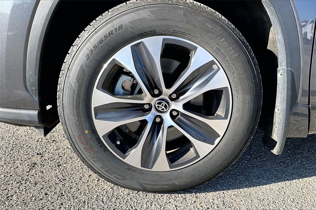 Used 2024 Toyota Highlander XLE image 9