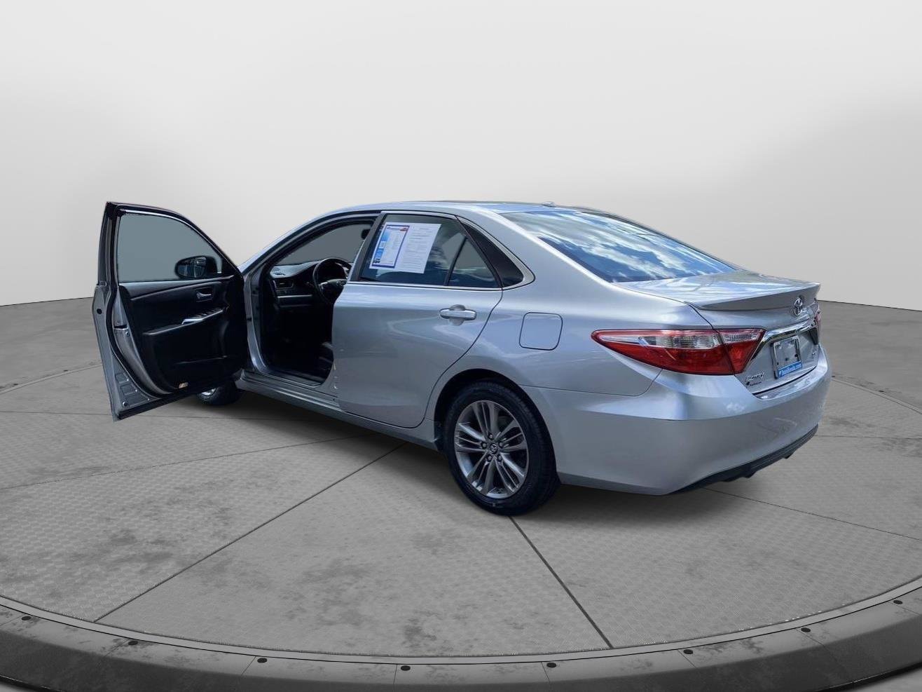 Used 2017 Toyota Camry SE w/ Moonroof Package FWD image 10