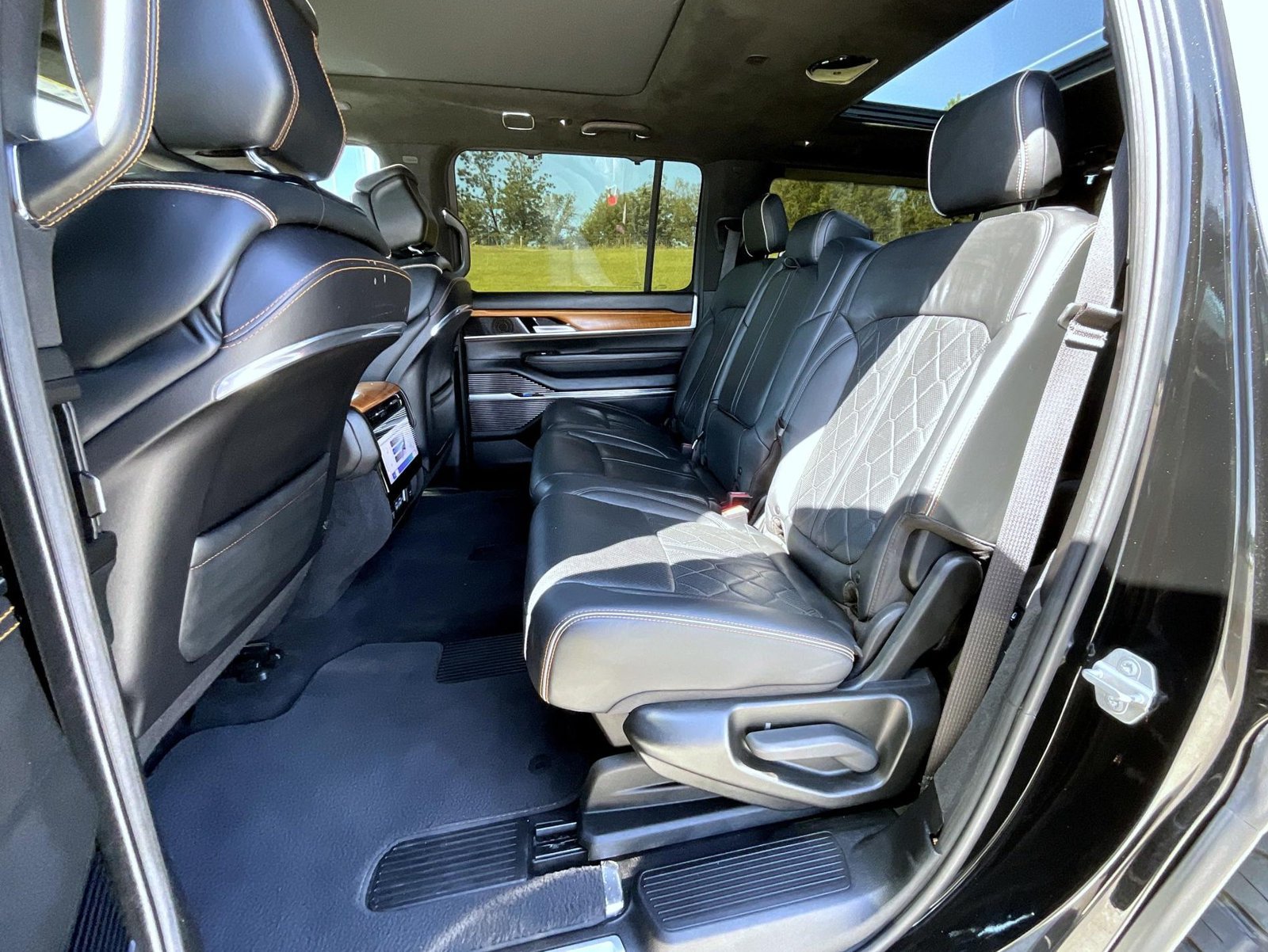 Used 2022 Jeep Grand Wagoneer Series III w/ Flexible Seating Group AWD/4WD image 22