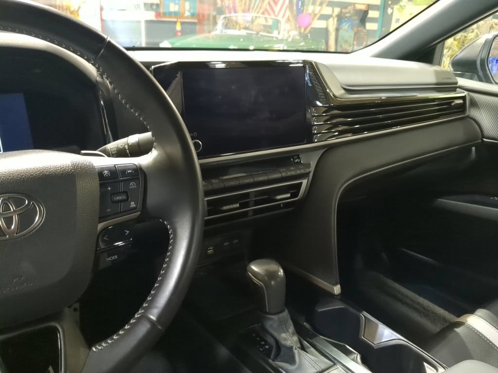 Used 2025 Toyota Camry SE FWD image 13