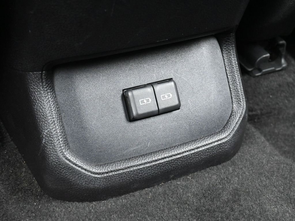 Used 2023 Toyota Highlander LE image 37