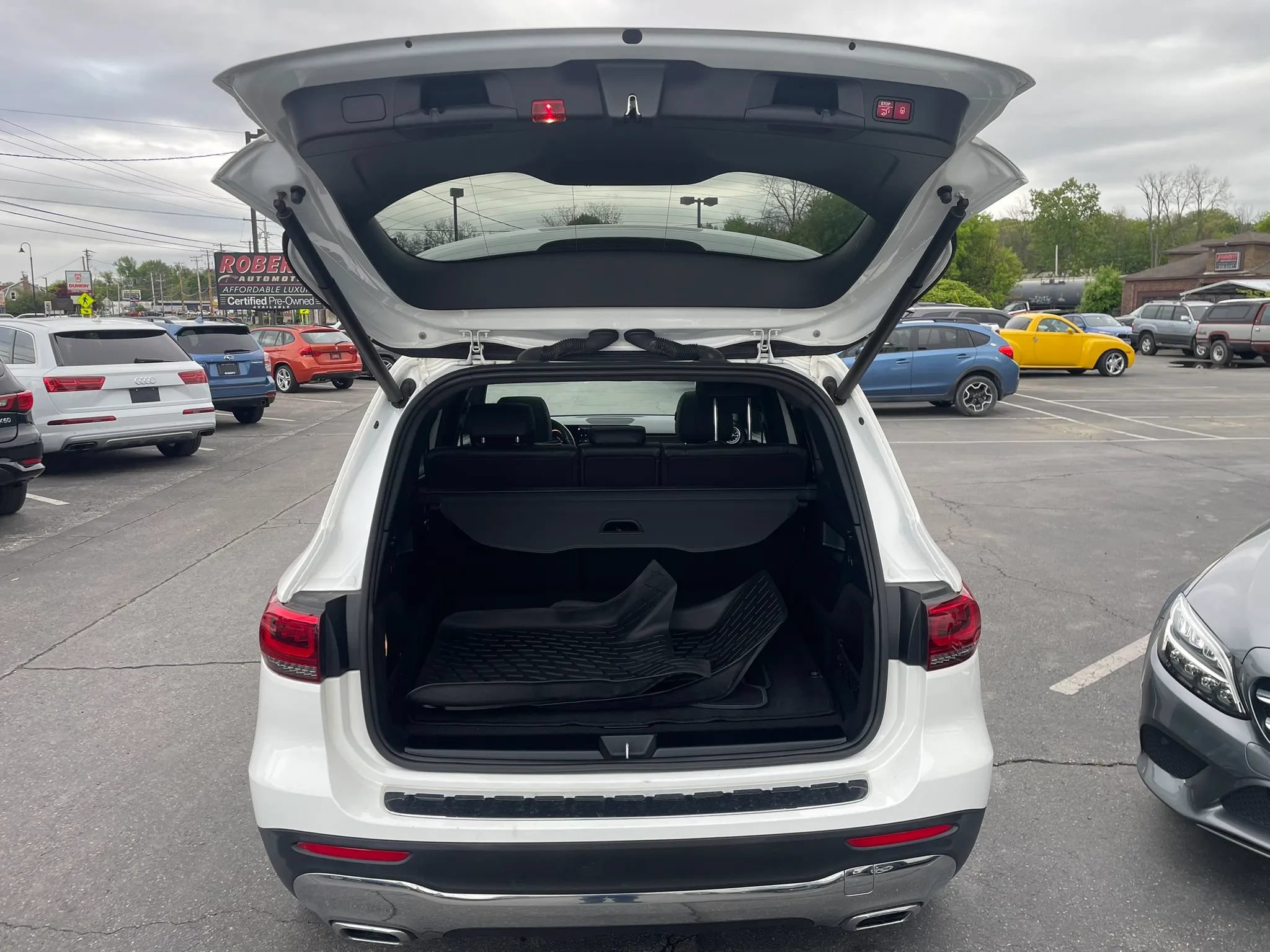 Used 2021 Mercedes-Benz GLB 250 4MATIC w/ Premium Package image 5