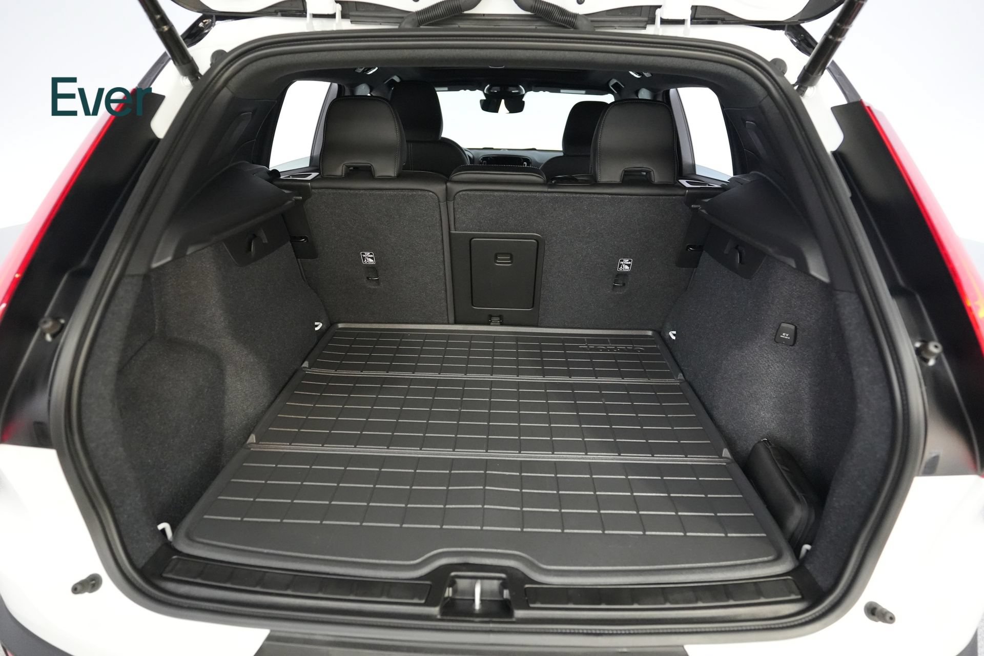Used 2023 Volvo XC40 Recharge Plus w/ Protection Package Premier AWD/4WD image 8