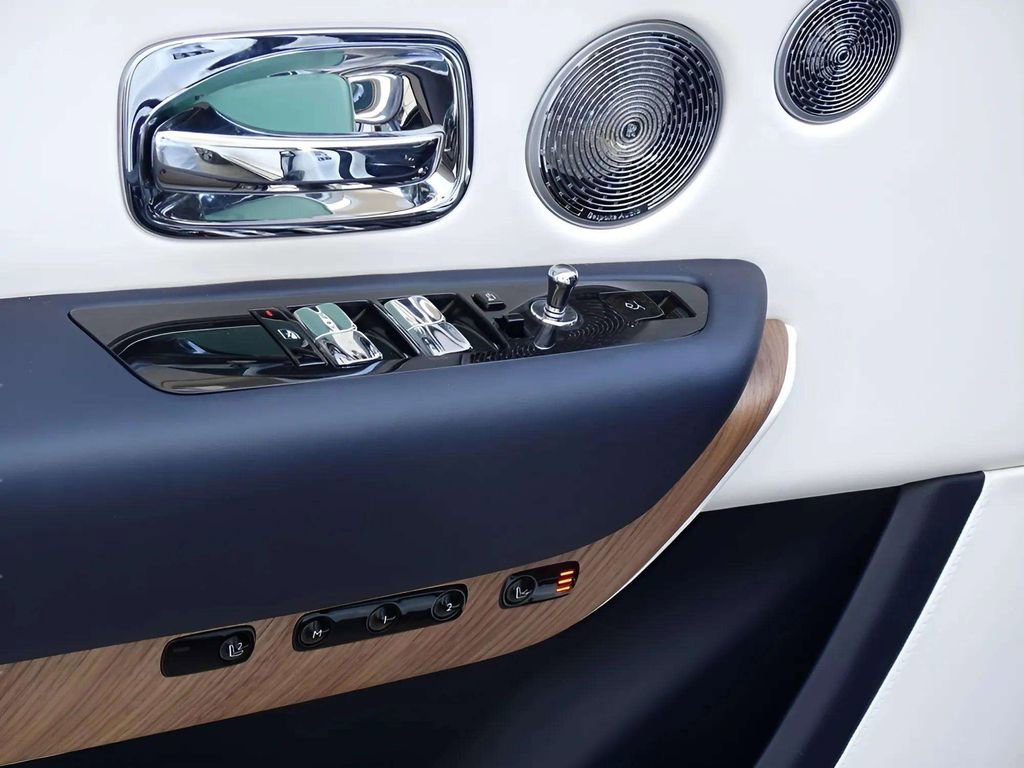 Certified 2025 Rolls-Royce Cullinan AWD/4WD image 19