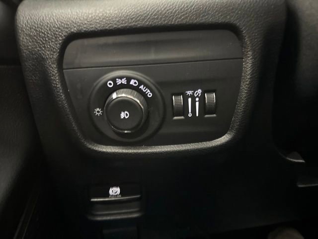 Used 2023 Jeep Grand Cherokee Limited w/ Black Appearance Package AWD/4WD image 37