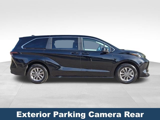 Used 2025 Toyota Sienna LE image 9
