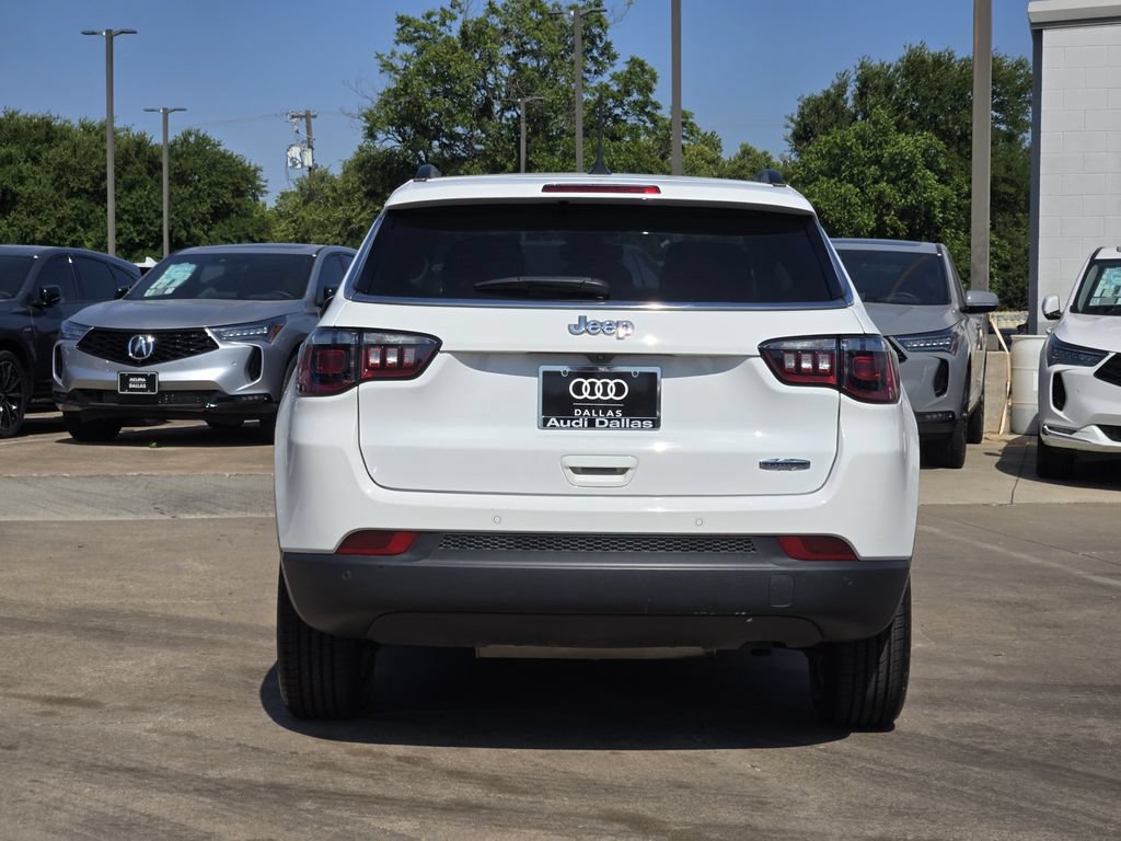 Used 2022 Jeep Compass Latitude w/ Sun and Sound Group FWD image 9