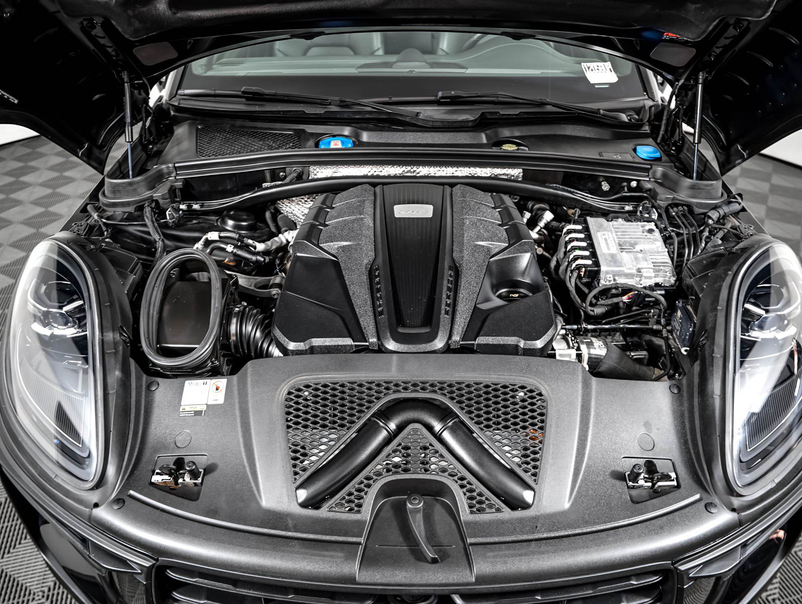 Certified 2023 Porsche Macan S AWD/4WD image 12