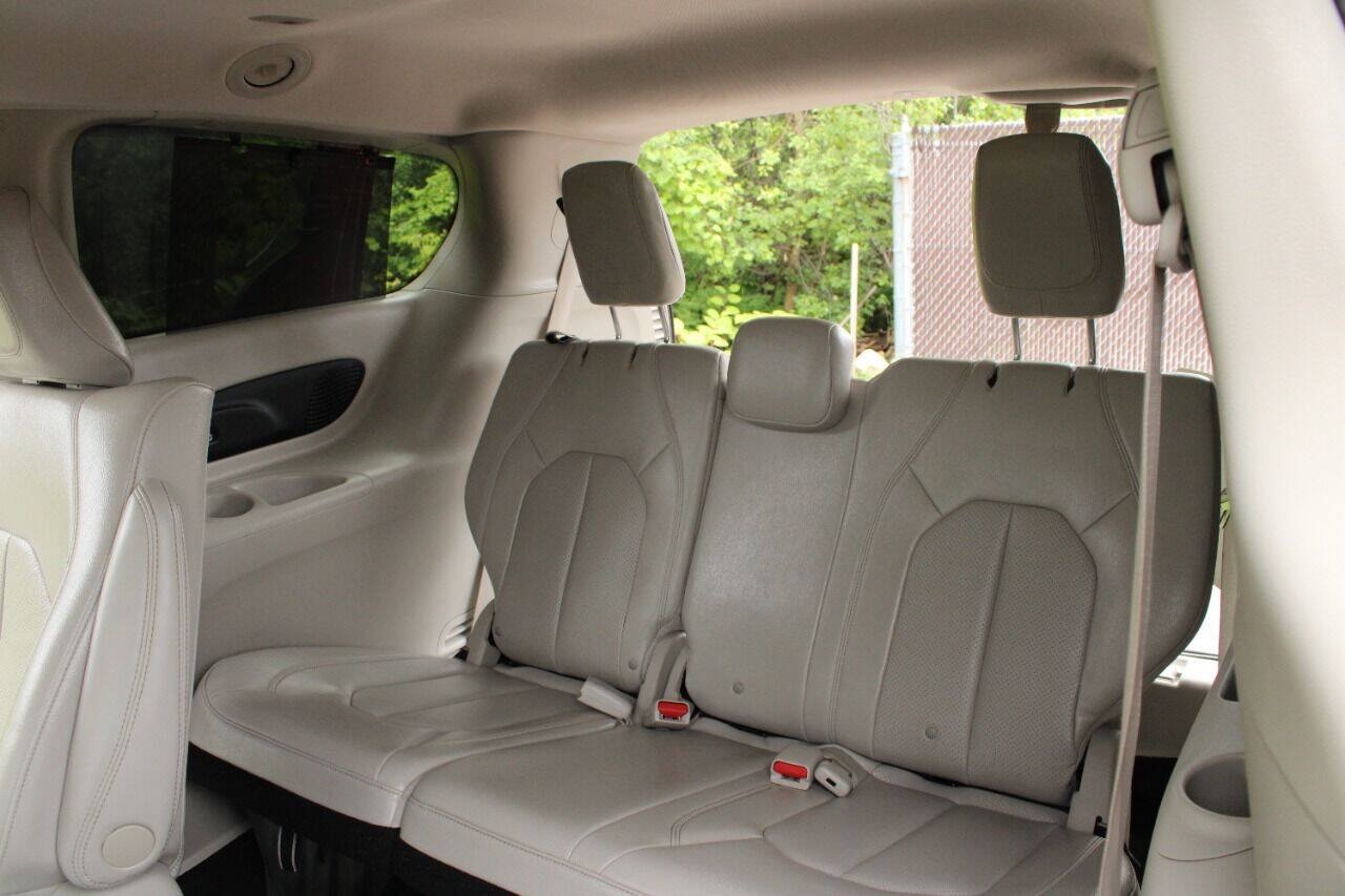 Used 2021 Chrysler Pacifica Touring-L FWD image 38