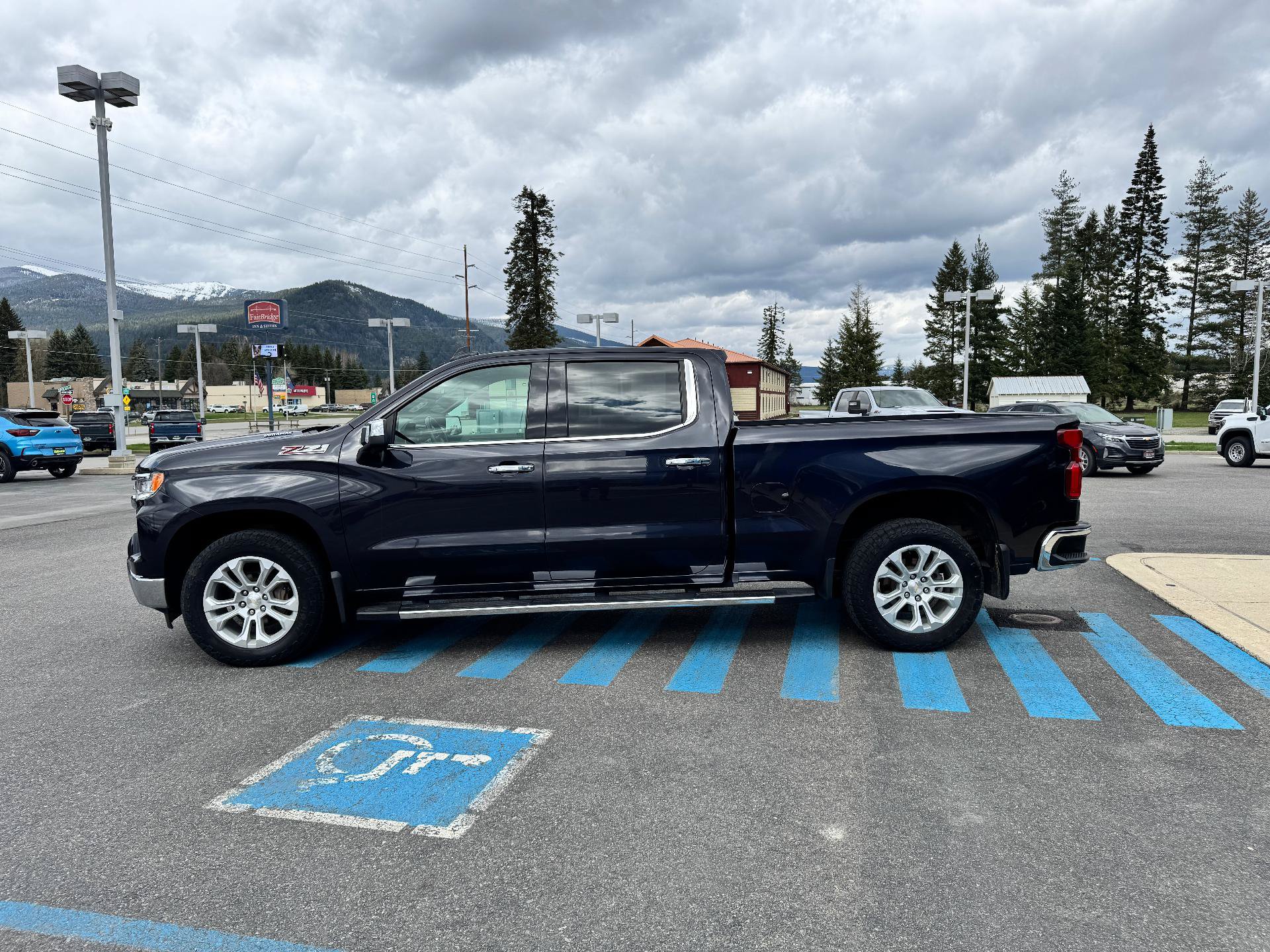 Used 2022 Chevrolet Silverado 1500 LTZ AWD/4WD image 4