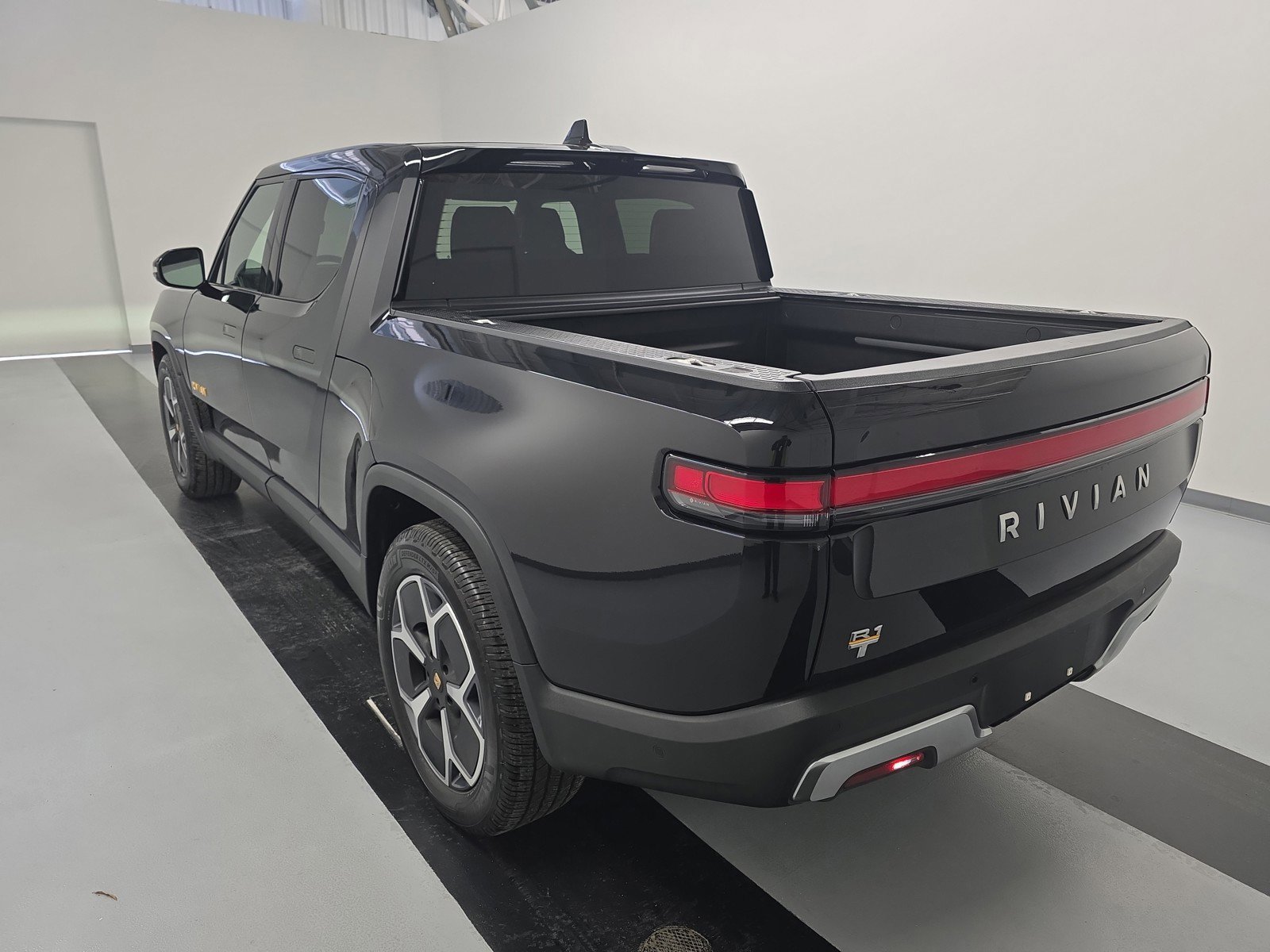 Used 2022 Rivian R1T Adventure image 3