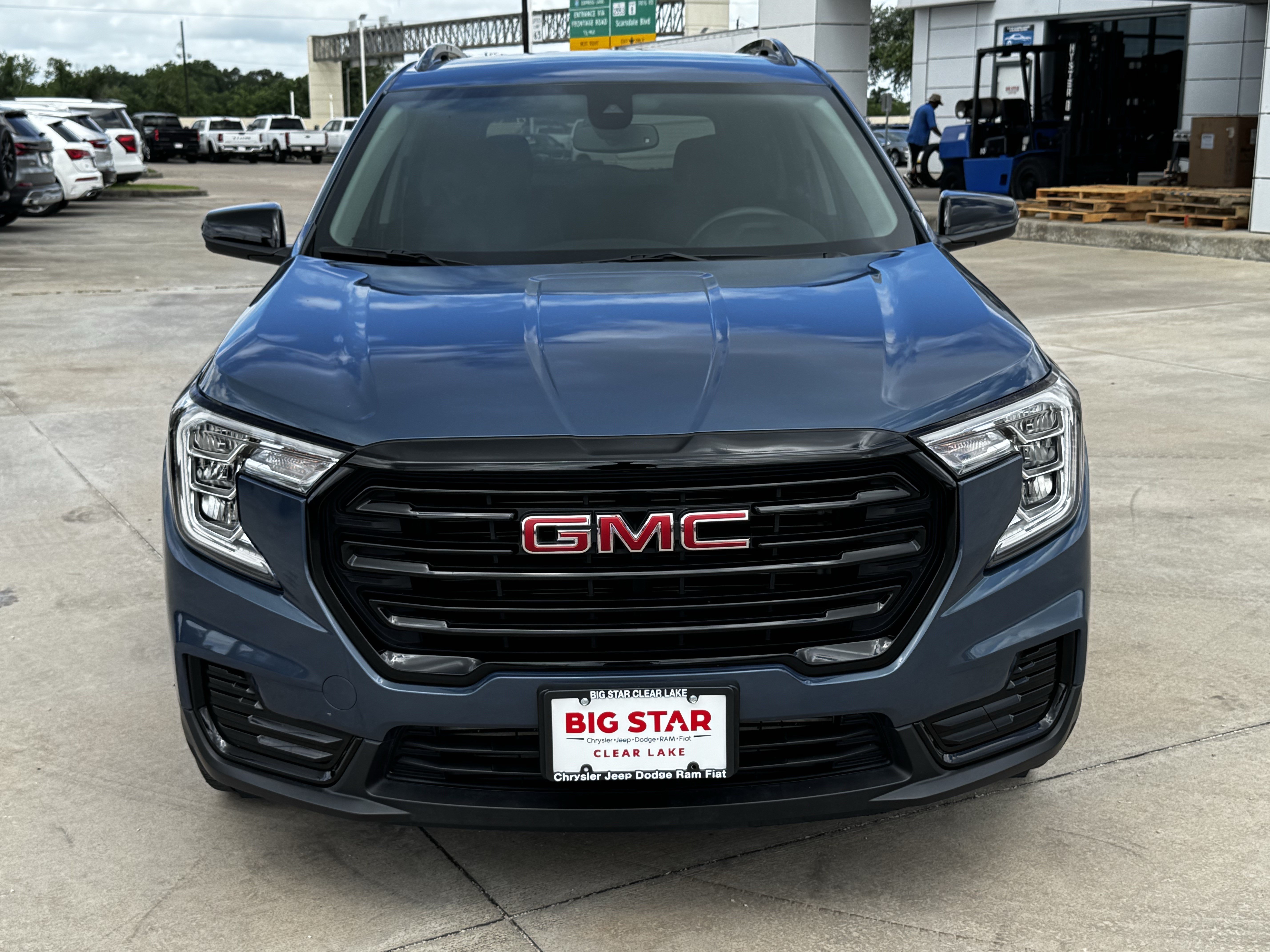 Used 2024 GMC Terrain SLE w/ Driver Convenience Package FWD image 3