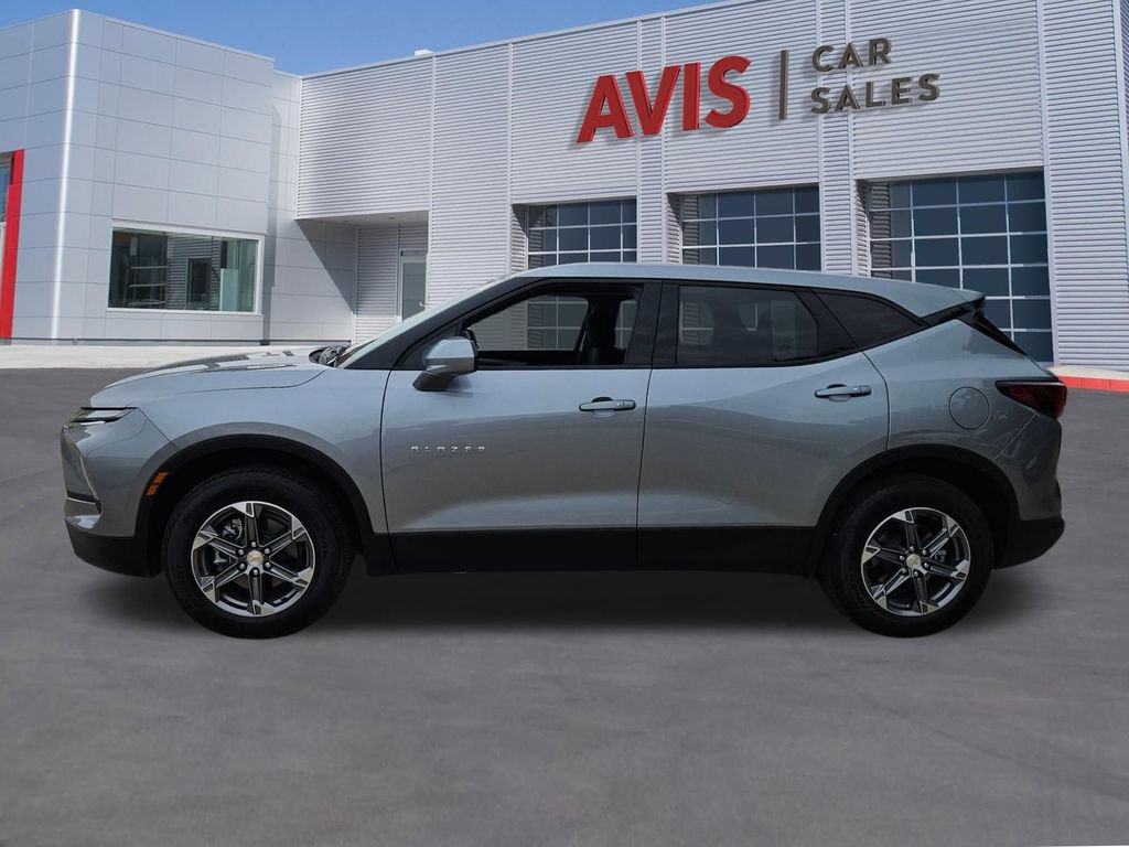 Used 2025 Chevrolet Blazer LT FWD image 2
