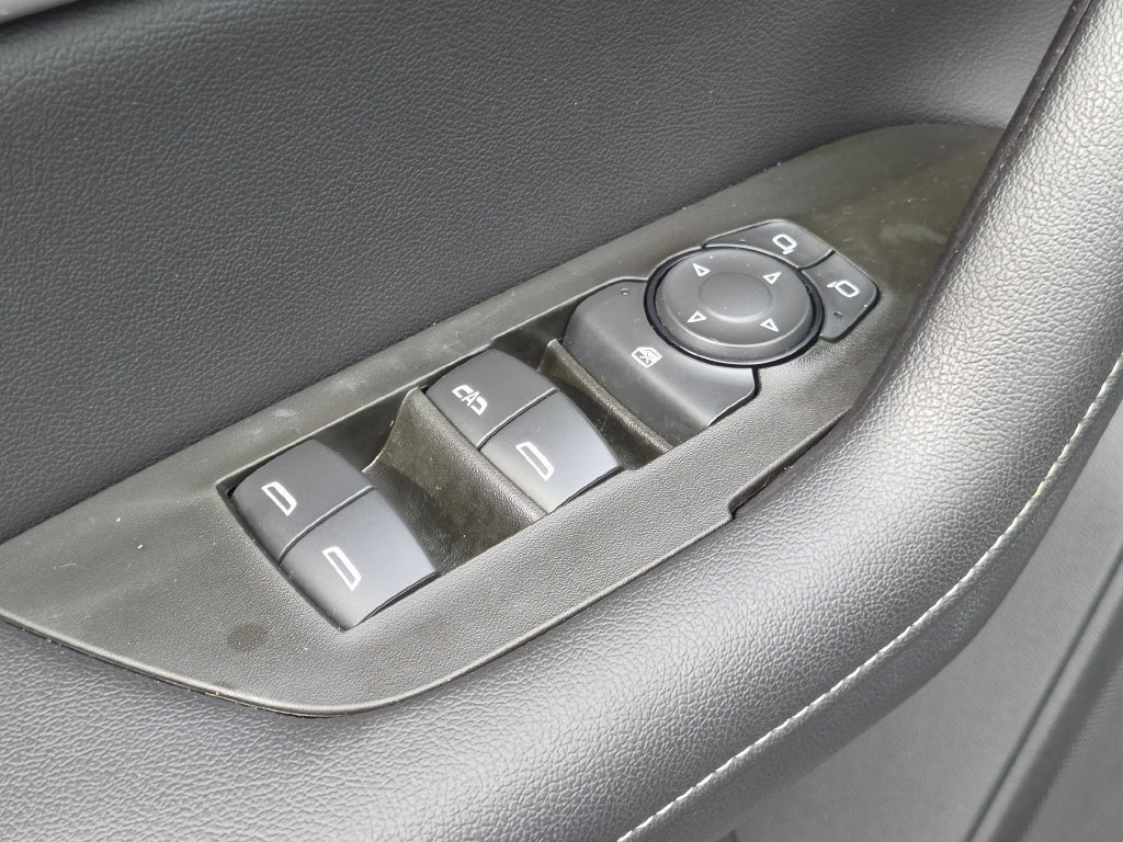 Used 2025 Chevrolet Blazer LT FWD image 13