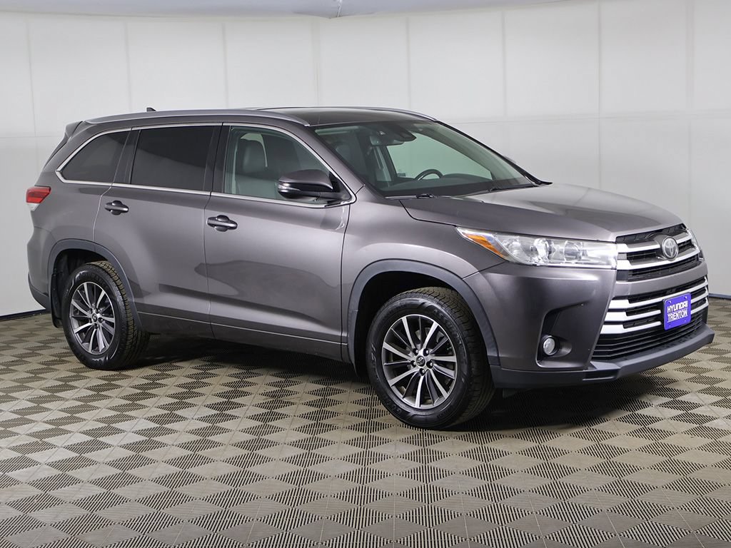 Used 2017 Toyota Highlander XLE w/ Carpet Mat Package AWD/4WD image 46