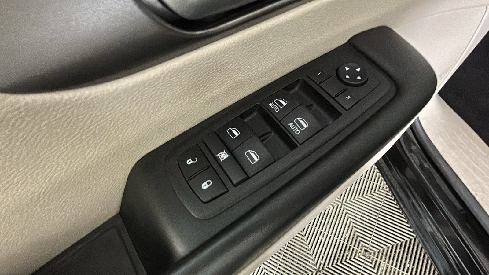 Used 2024 Chrysler Pacifica Limited FWD image 12