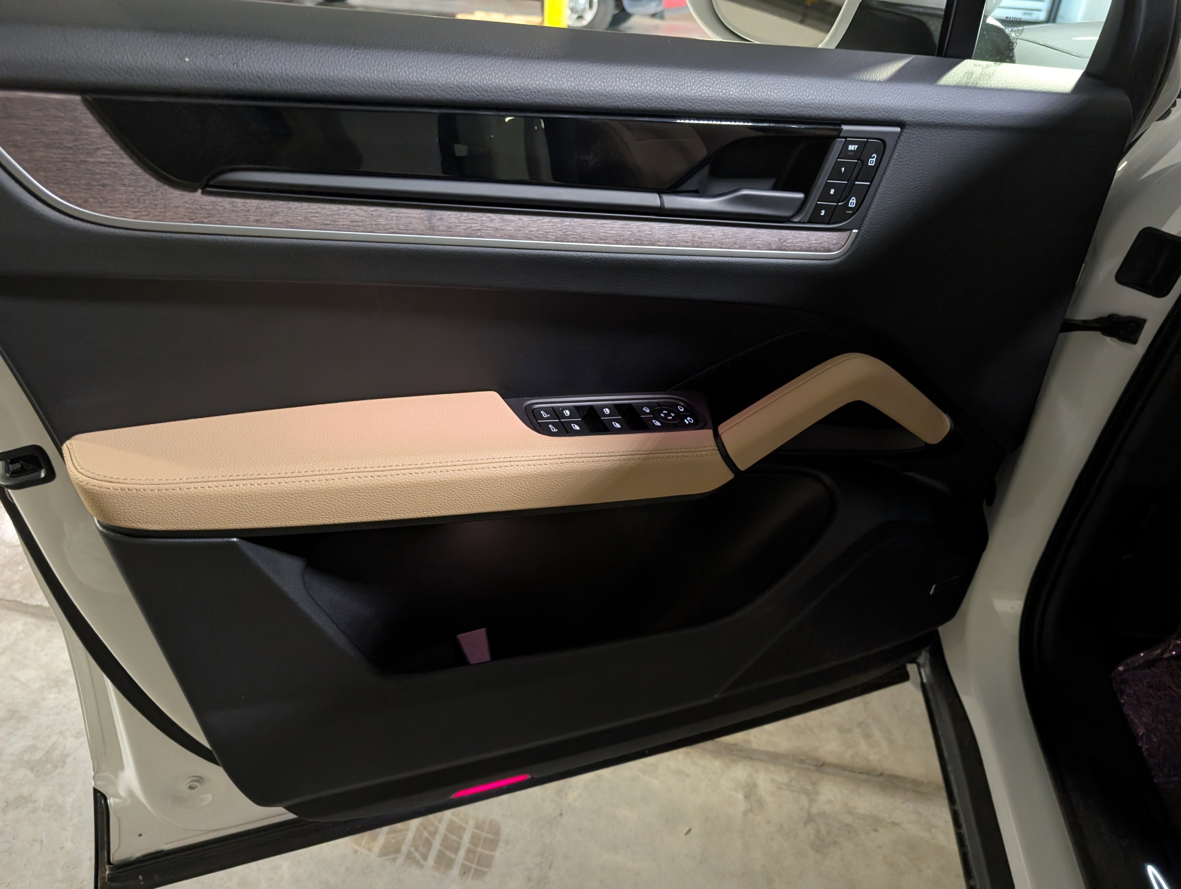 Used 2025 Porsche Cayenne image 28