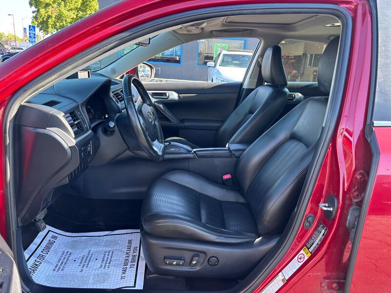 Used 2013 Lexus CT 200h w/ Premium Pkg w/Navigation FWD image 10