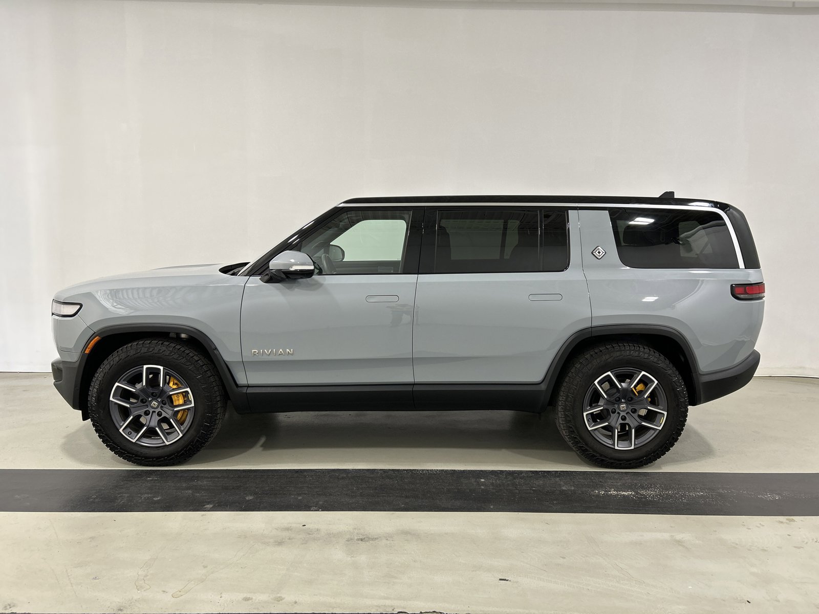 Used 2023 Rivian R1S Adventure image 2