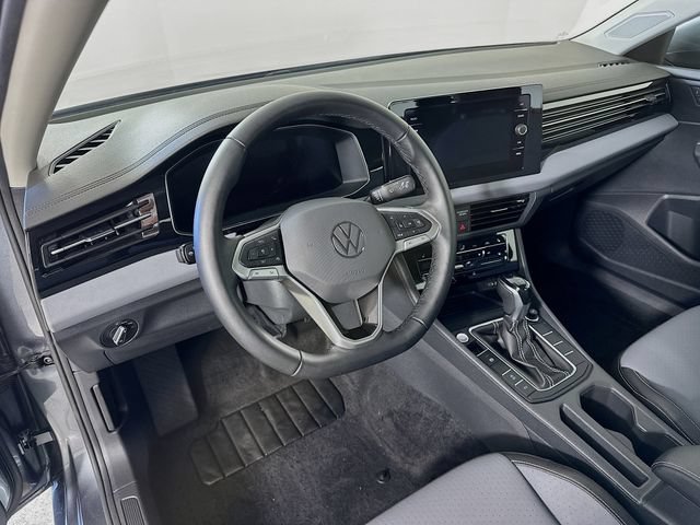 Used 2025 Volkswagen Jetta SE FWD image 19