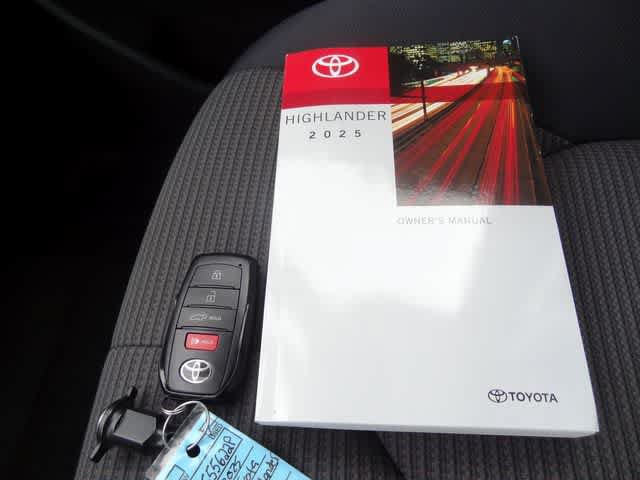 Certified 2025 Toyota Highlander LE FWD image 35