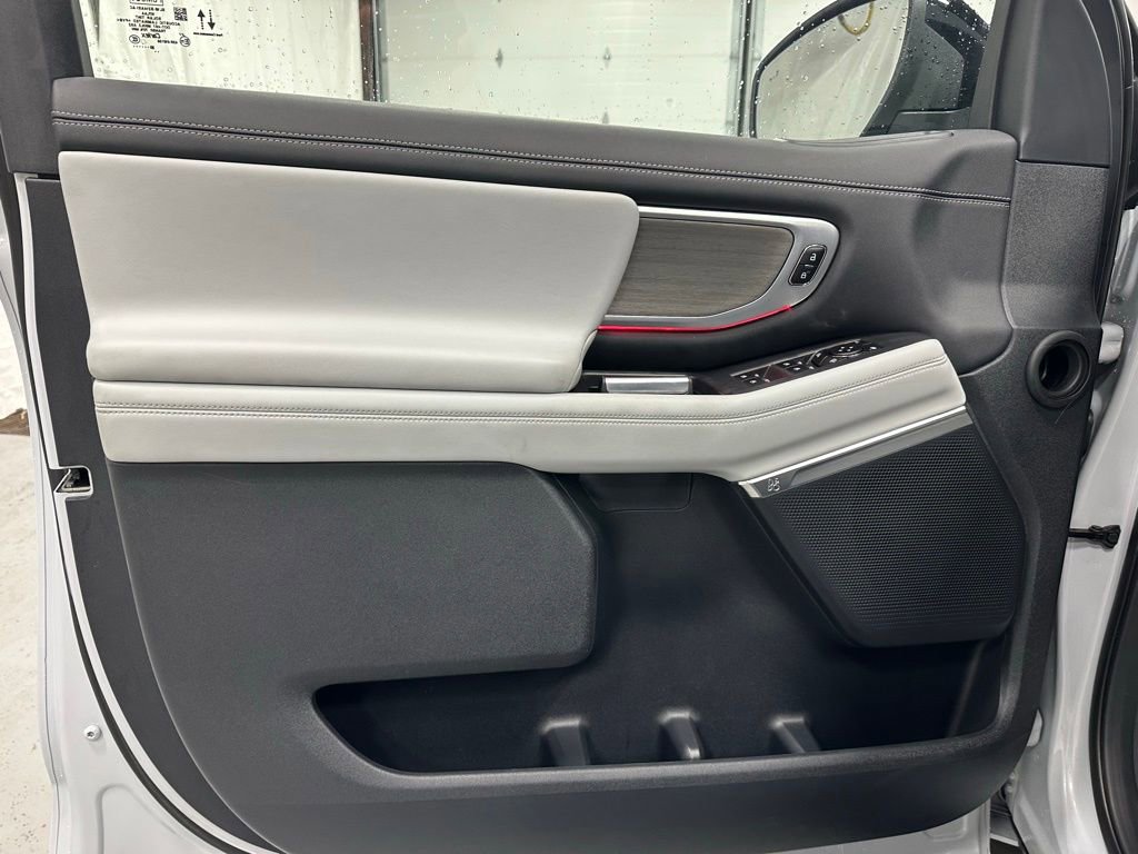 Used 2025 Ford Expedition Platinum image 8