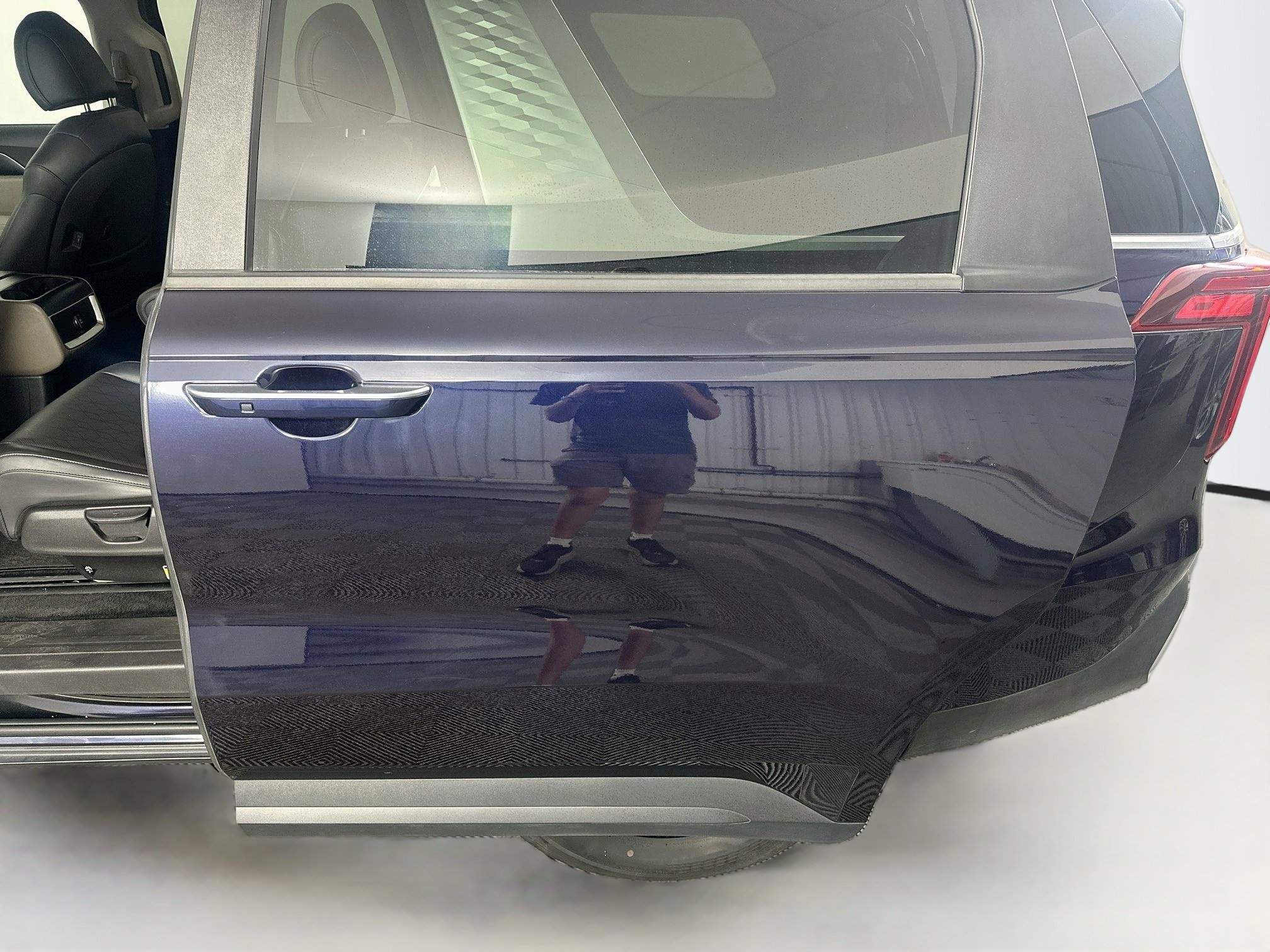 Used 2025 Kia Carnival FWD image 26