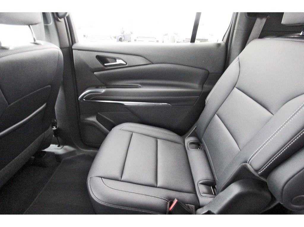 Used 2025 Chevrolet Traverse LT image 12