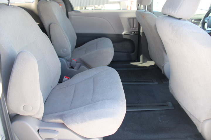 Used 2020 Toyota Sienna L FWD image 15