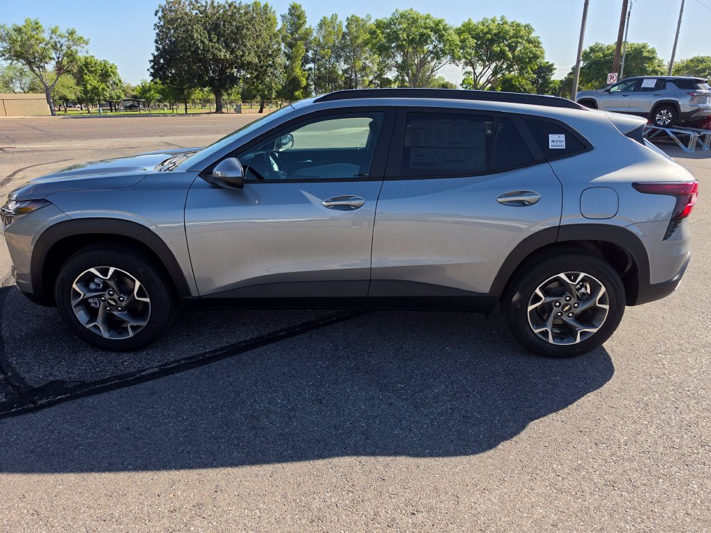 New 2026 Chevrolet Trax LT w/ Driver Confidence Package FWD image 2
