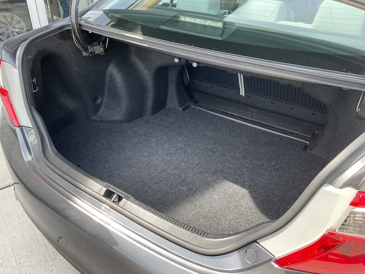 Used 2012 Toyota Camry LE FWD image 32