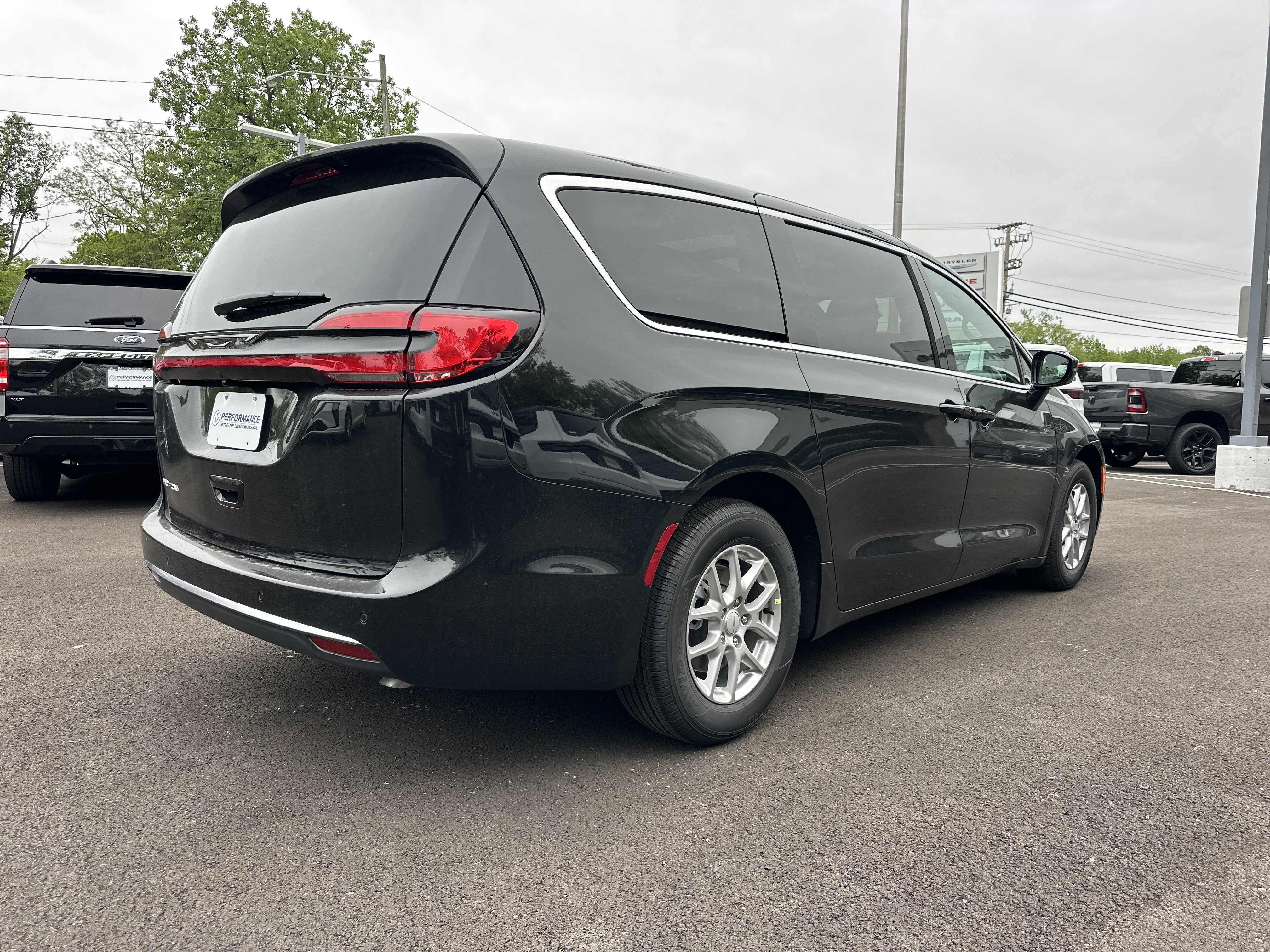 New 2027 Chrysler Pacifica Select w/ Family Tech Group FWD image 17