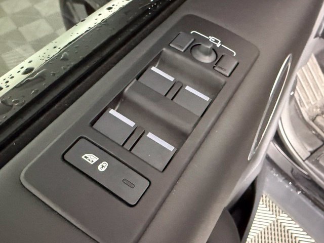 Used 2025 Land Rover Discovery Metropolitan Edition AWD/4WD image 21