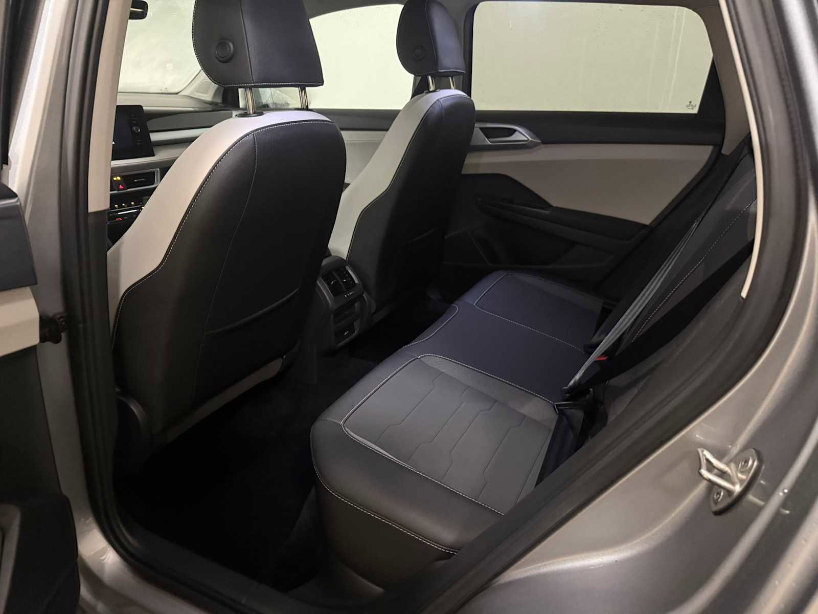 Certified 2025 Volkswagen Taos SE w/ Panoramic Sunroof Package image 22