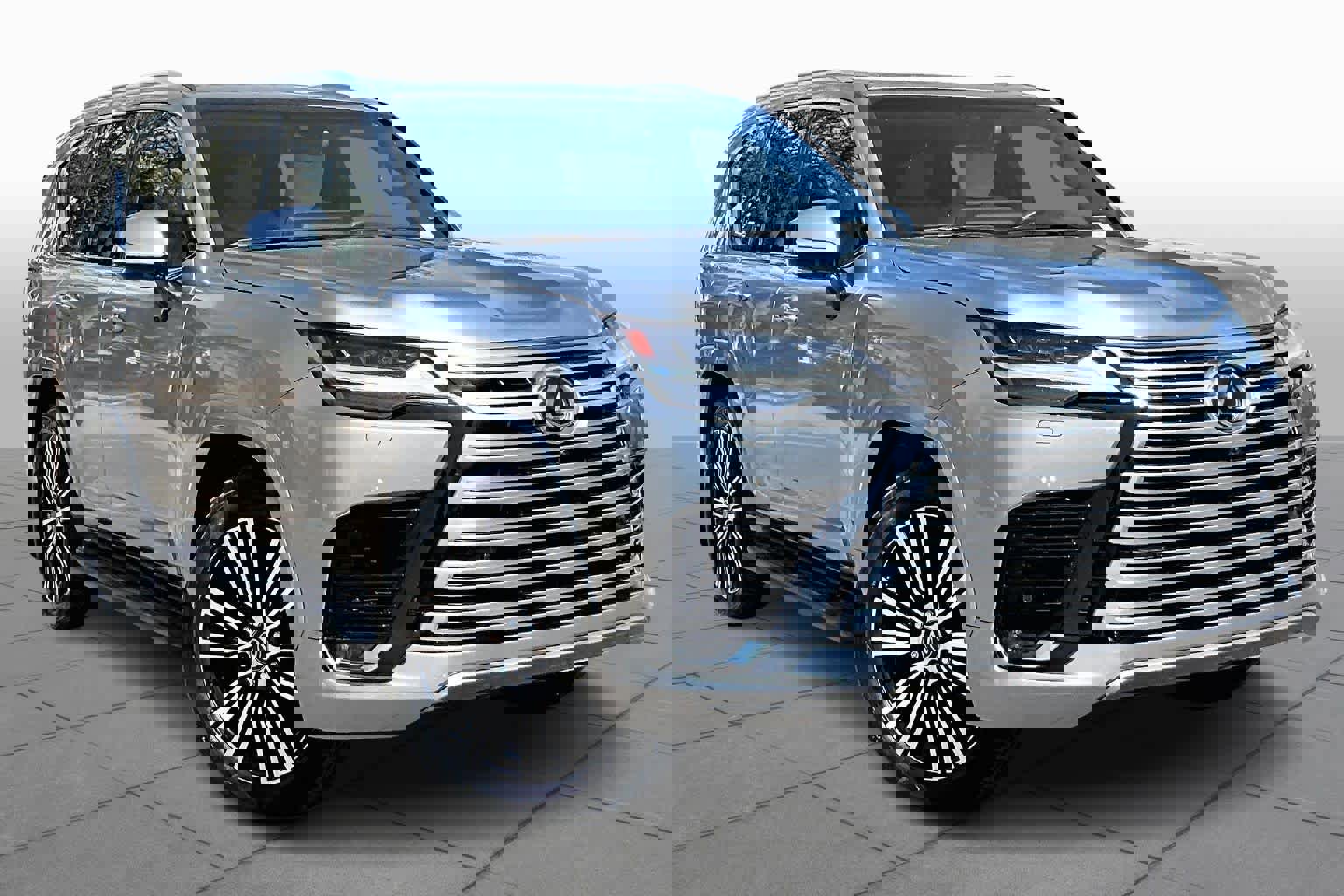 Used 2024 Lexus LX 600 4WD w/ Luxury Package image 2