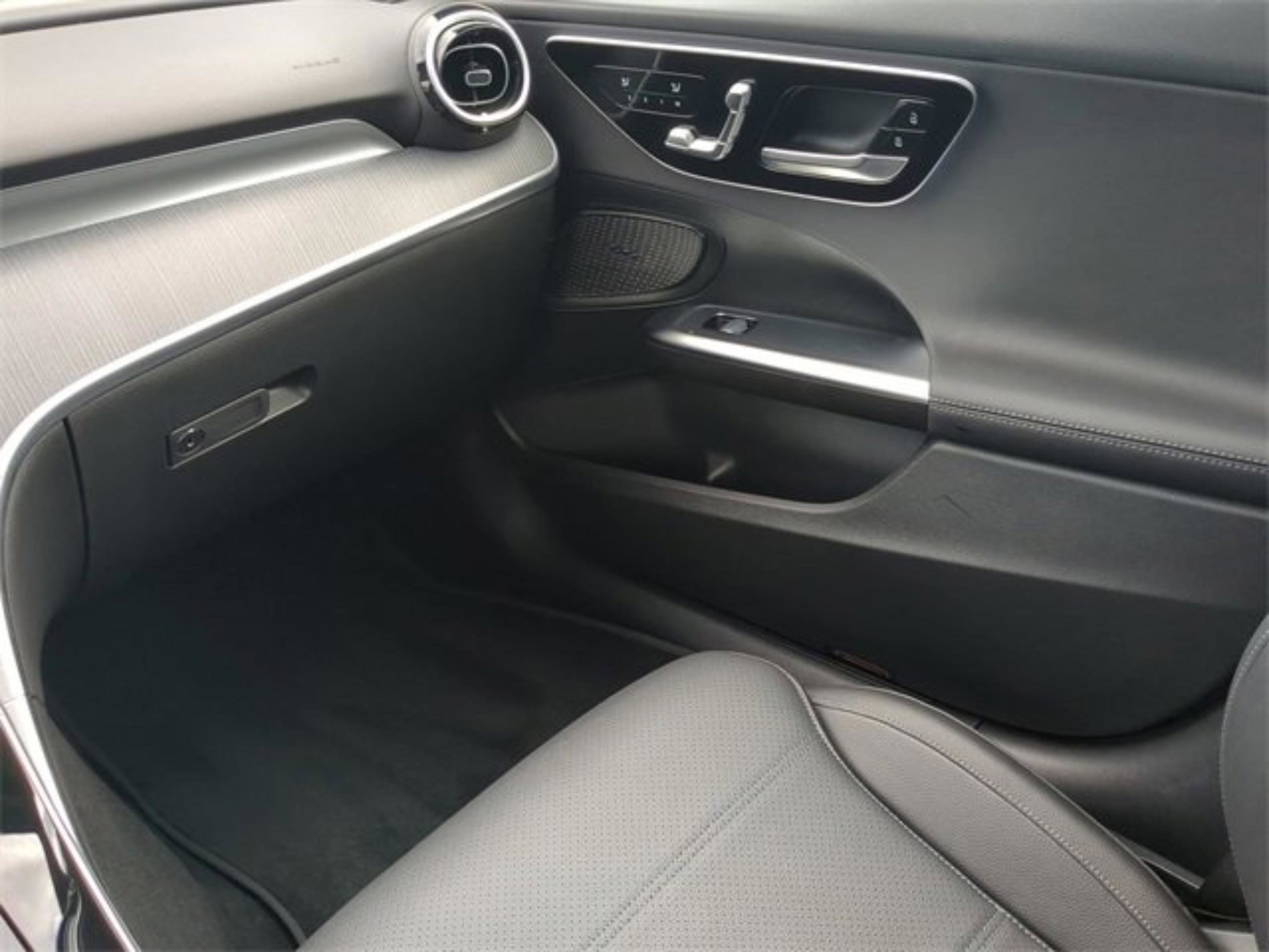 Used 2025 Mercedes-Benz C 300 Sedan image 39