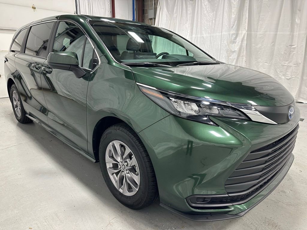 Used 2025 Toyota Sienna LE image 1