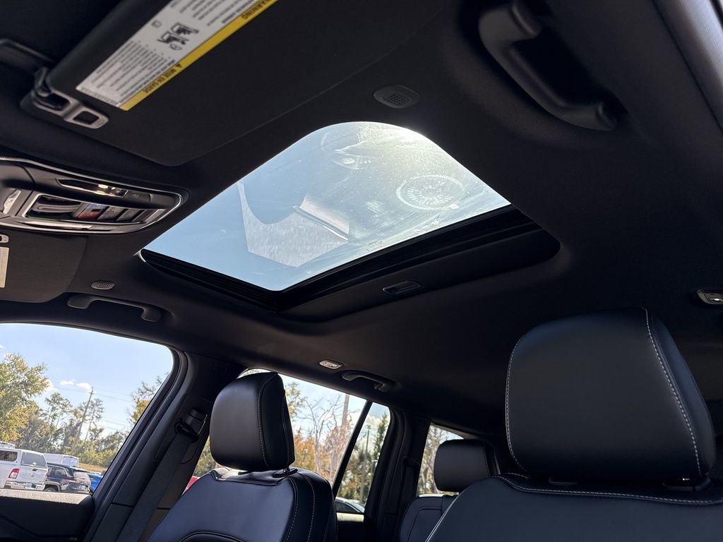 New 2025 Jeep Grand Cherokee Altitude image 18