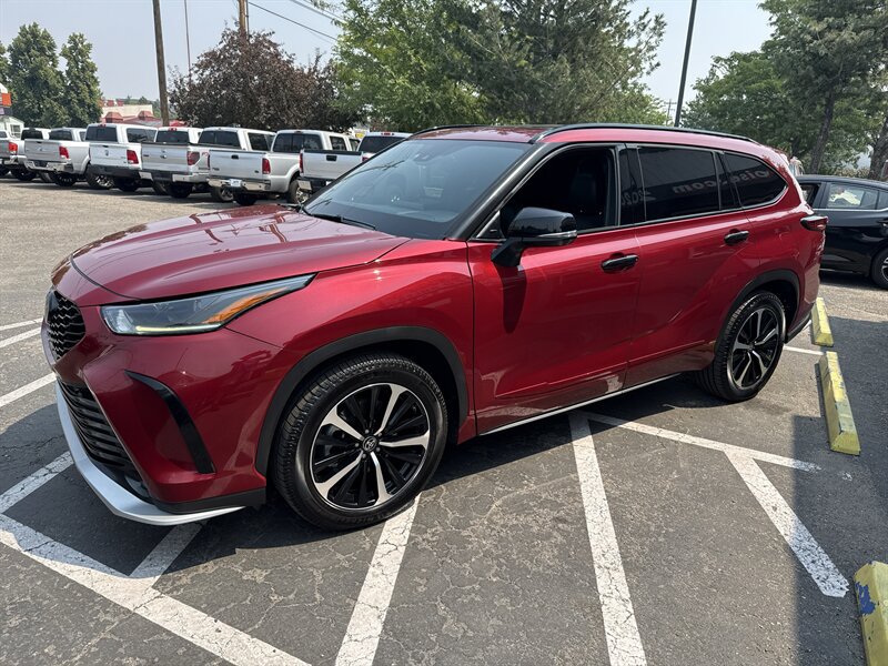 Used 2022 Toyota Highlander XSE AWD/4WD image 2