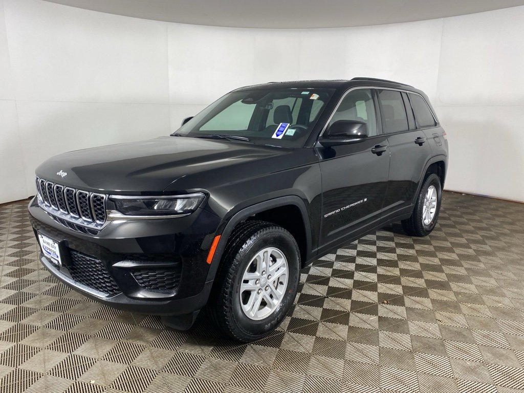 Used 2025 Jeep Grand Cherokee Laredo w/ Luxury Tech Group I image 11