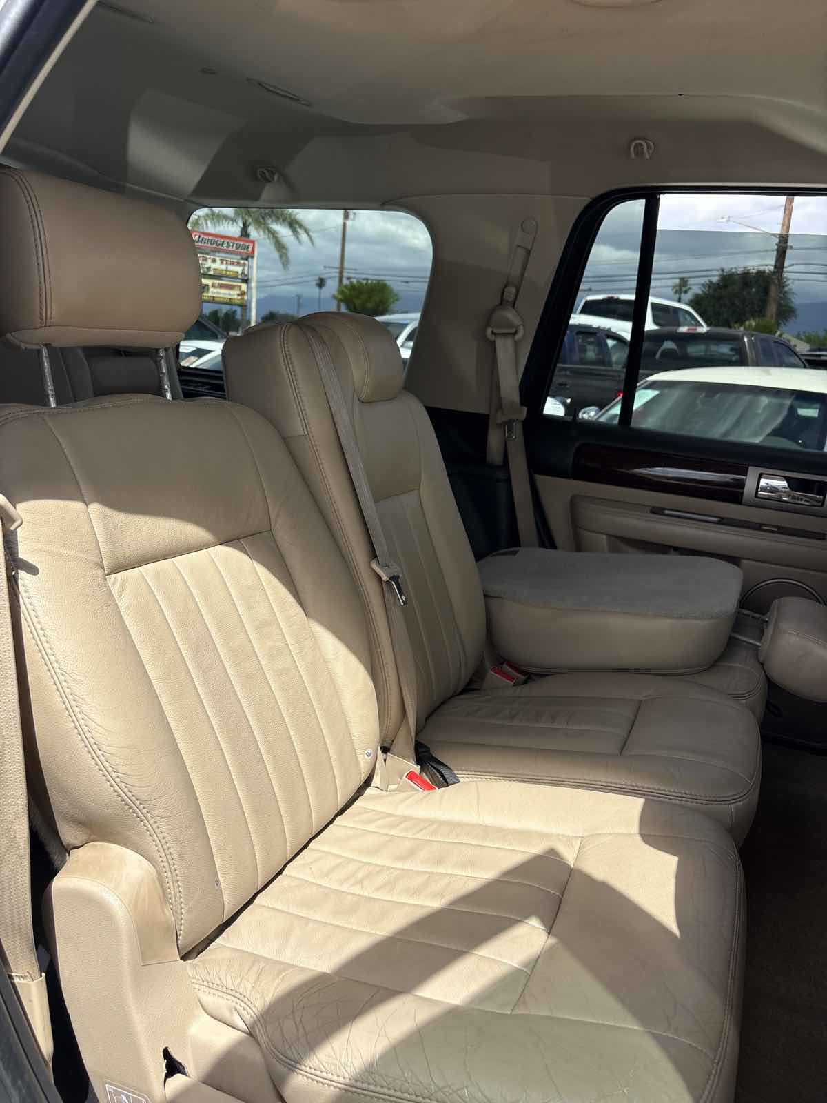 Used 2005 Lincoln Navigator Luxury RWD image 14