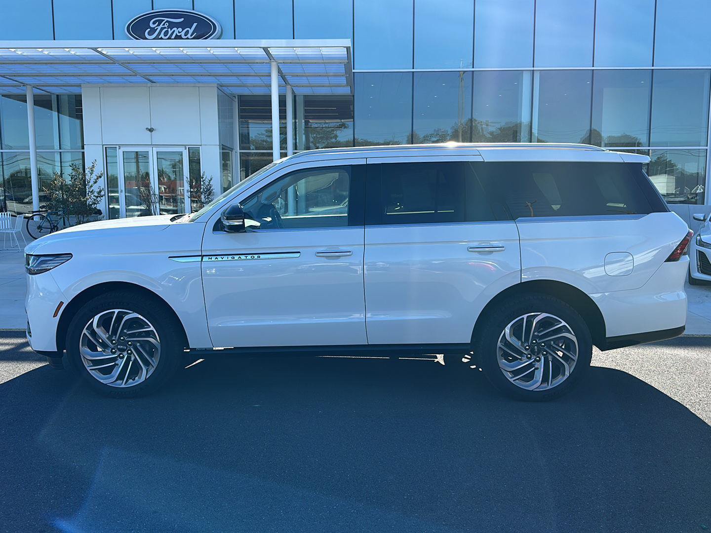 Used 2025 Lincoln Navigator Reserve AWD/4WD image 8