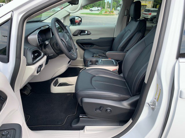 Used 2024 Chrysler Pacifica Touring-L AWD/4WD image 19