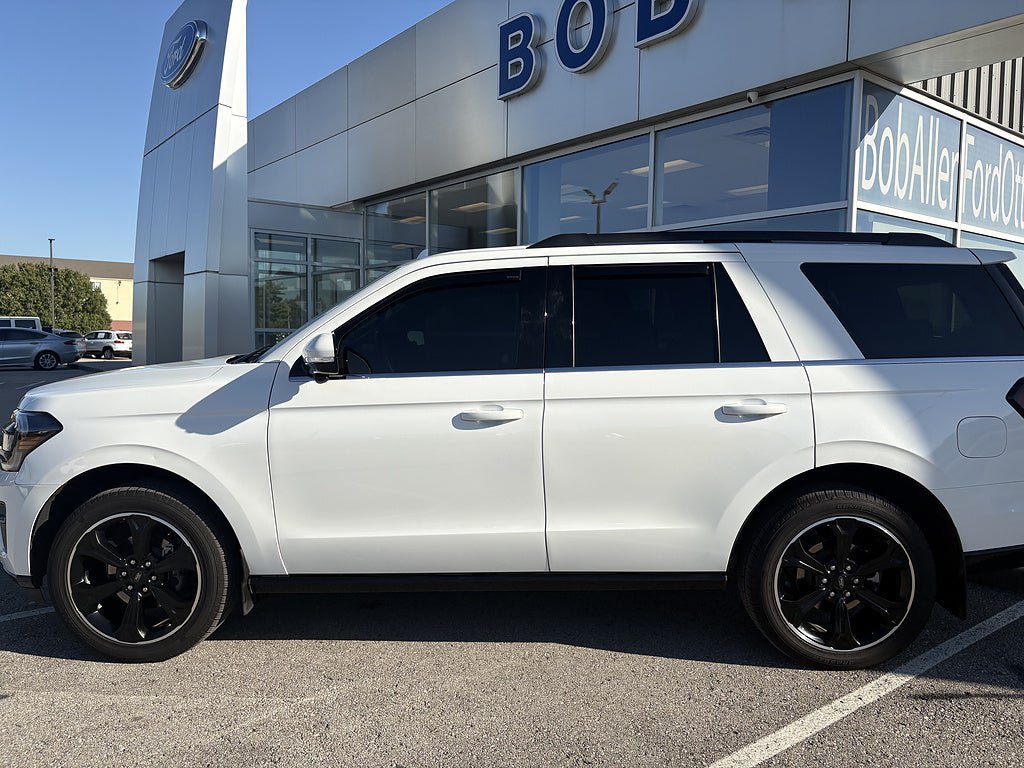 Used 2023 Ford Expedition Limited AWD/4WD image 3