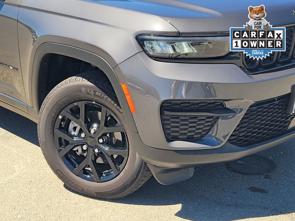 Used 2025 Jeep Grand Cherokee Altitude w/ Trailer Tow Package AWD/4WD image 9