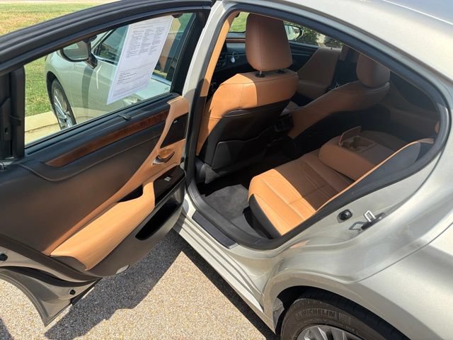 Used 2022 Lexus ES 300h Ultra Luxury w/ Accessory Package 2 FWD image 19